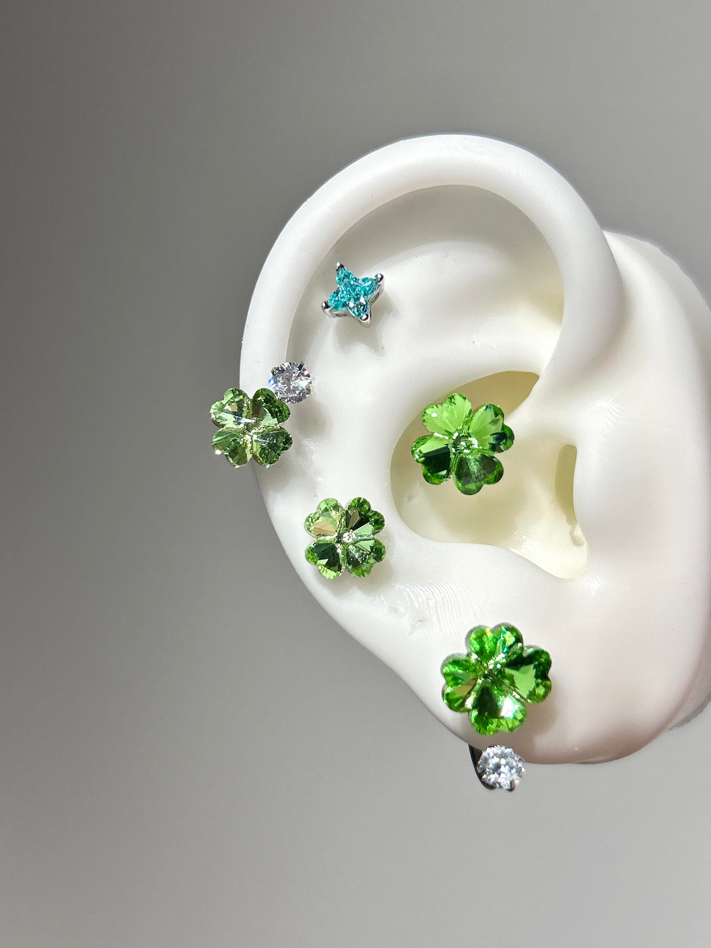 Sparkling Four-Leaf Clover Helix Stud Earring – Titanium Steel Cartilage Jewelry