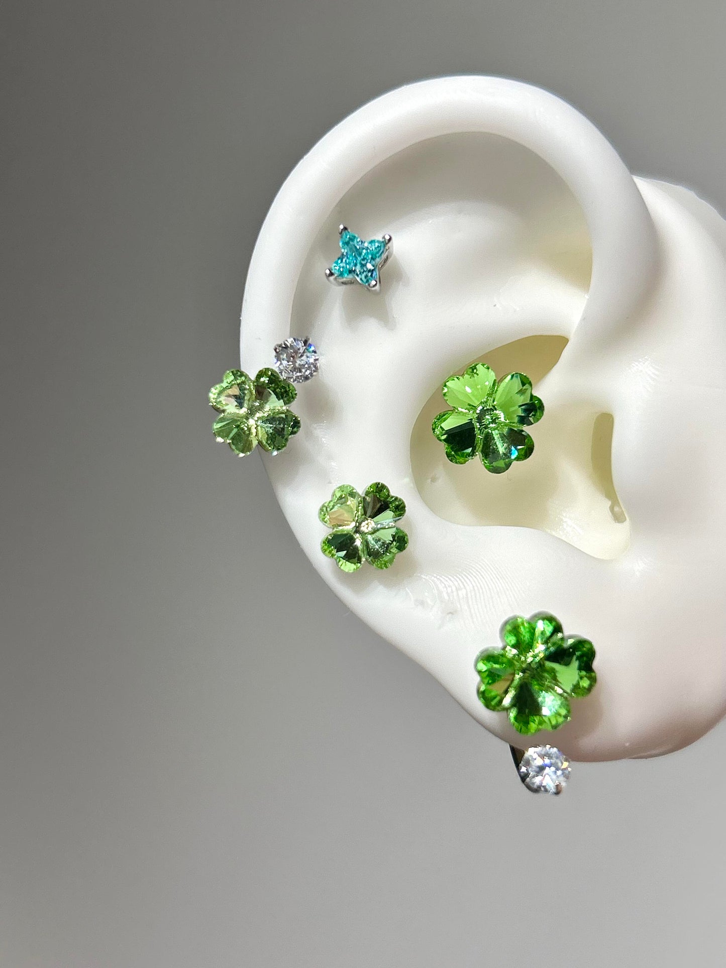 Sparkling Four-Leaf Clover Helix Stud Earring – Titanium Steel Cartilage Jewelry